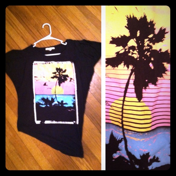 ⚡TRADED⚡Fun slanted Cali top!