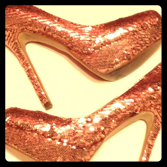 Steve Madden Rose Gold Pumps!! Size 8 1/2