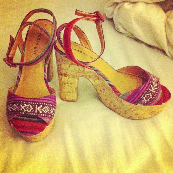 BRAND 🆕 Tribal cork heels