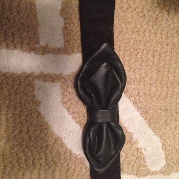 Elastic belt with faux leather bow