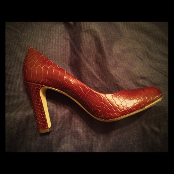 Chestnut colored crocodile pumps