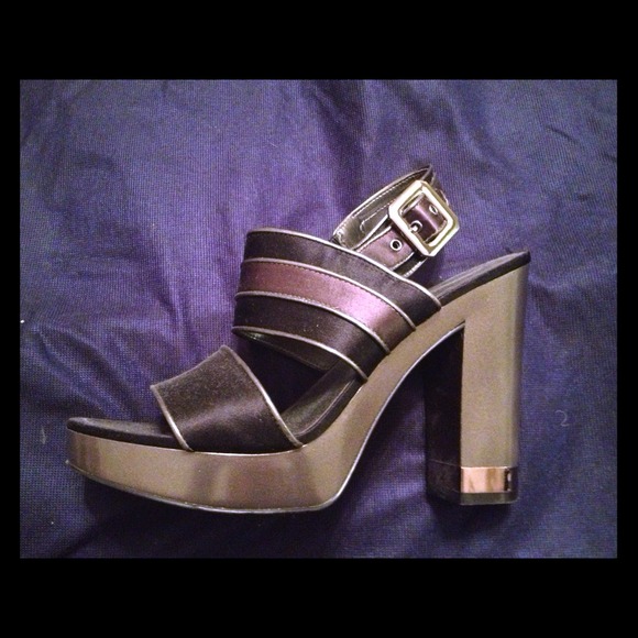 Platform sandal with metallic accents