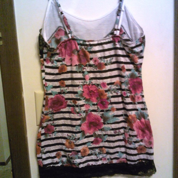 🌺Pretty Tank Top🌺 - Picture 2 of 3