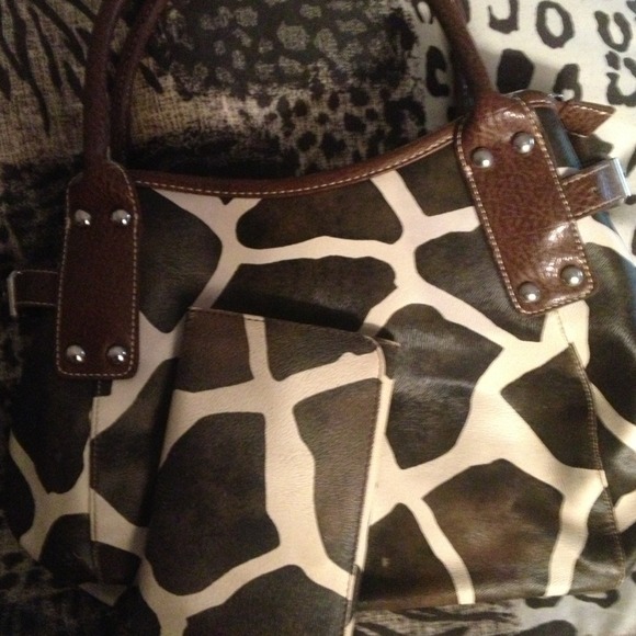 giraffe print bag w/ matching wallet $25.00