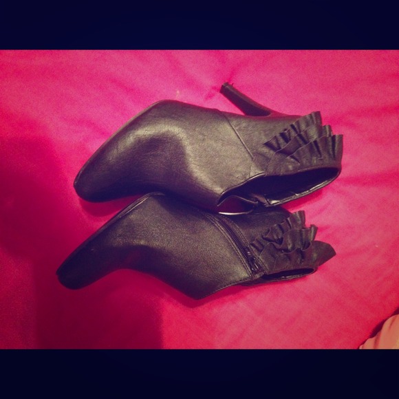 🚫SOLD🚫Black Report bootie with ruffle