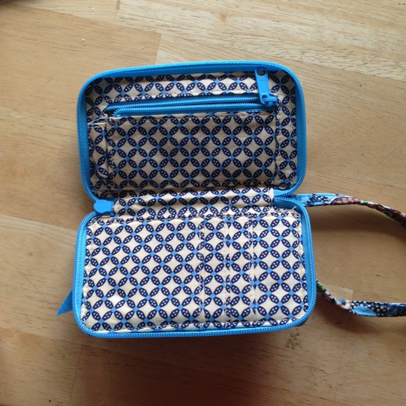 Beautiful authentic Vera Bradley wristlet! - Picture 2 of 4