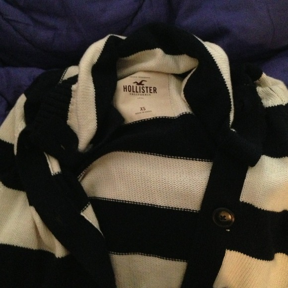 Unique Hollister collared sweater! - Picture 2 of 2
