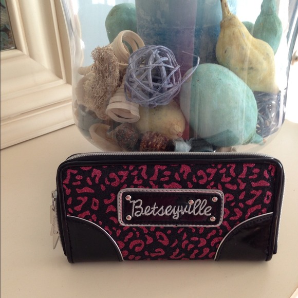 Betseyville Glittery Wallet!