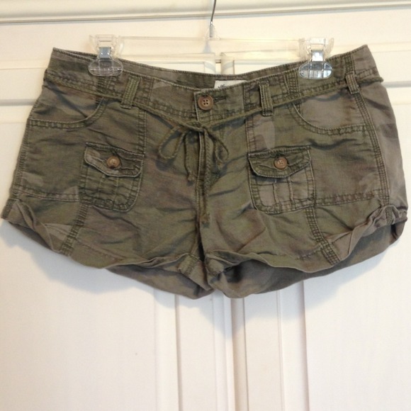 American Eagle camo short shorts