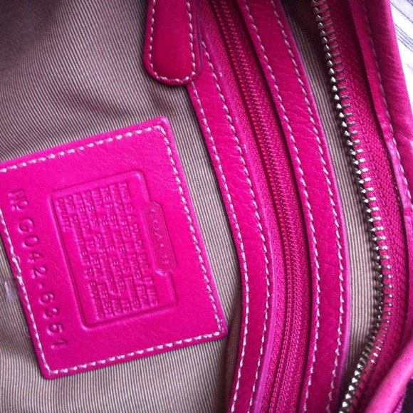 Hot pink signature Coach small hobo - Picture 2 of 3