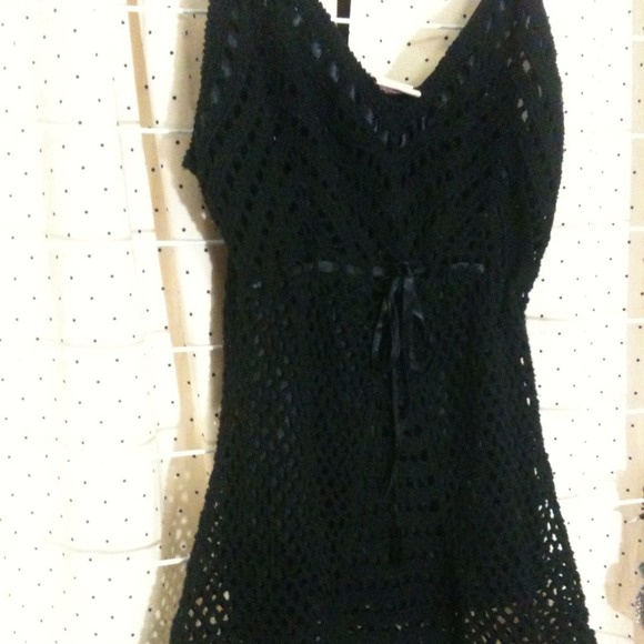 EYECATCHING EYELET TOP - Picture 1 of 3