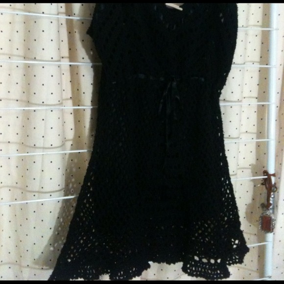 EYECATCHING EYELET TOP - Picture 2 of 3