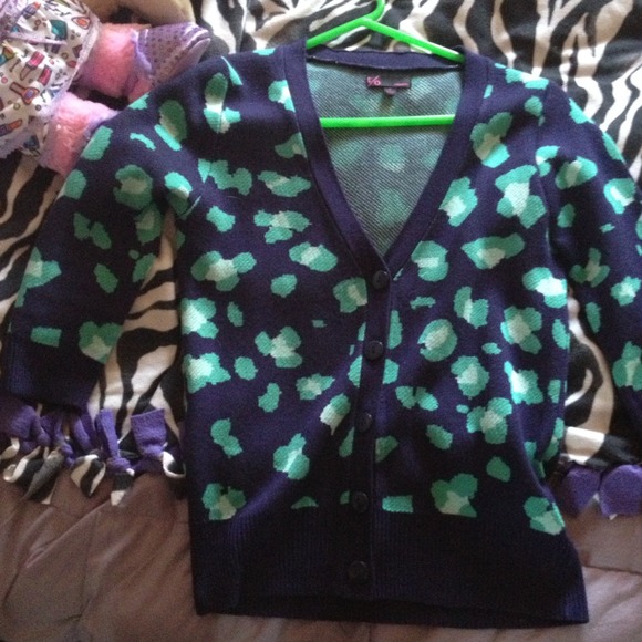 Adorable sweater only worn once :)