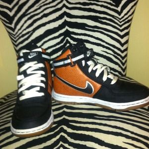 Nike sneakers size youth 4.5 (woman's 6.5)