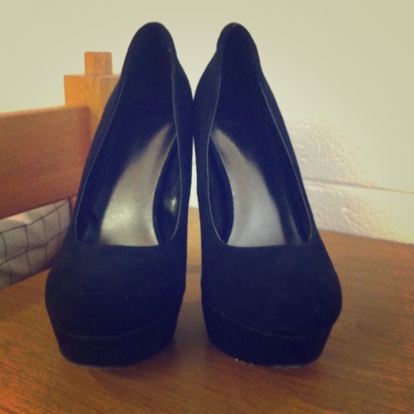 Massini size ten black shoes. Velvety material.