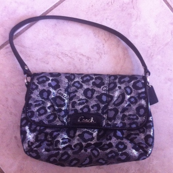 Authentic Coach clutch grey/silver leopard print