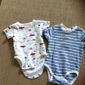 Lot of 2 onesie