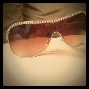 Fashion sunglasses with rhinestones