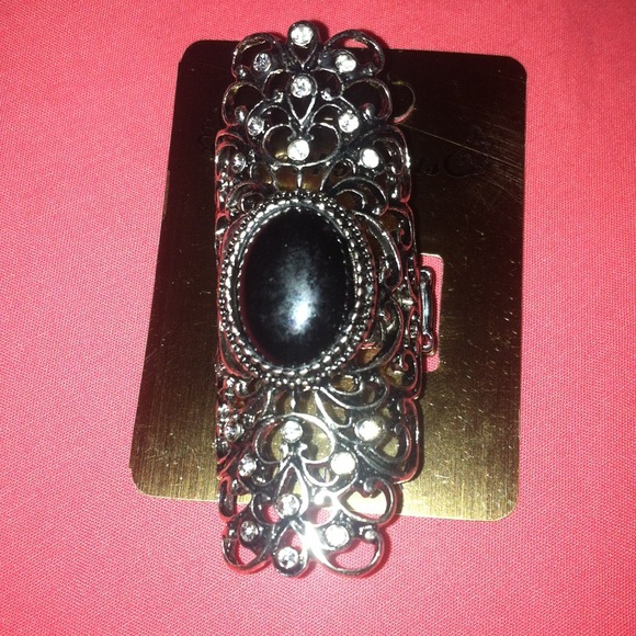 Black stone fashionable ring with clear small gems - Picture 1 of 2