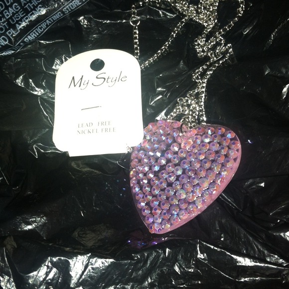 Long chain with heart pendent - Picture 1 of 1
