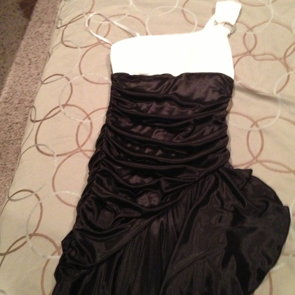 Long black and white dress new with tag
