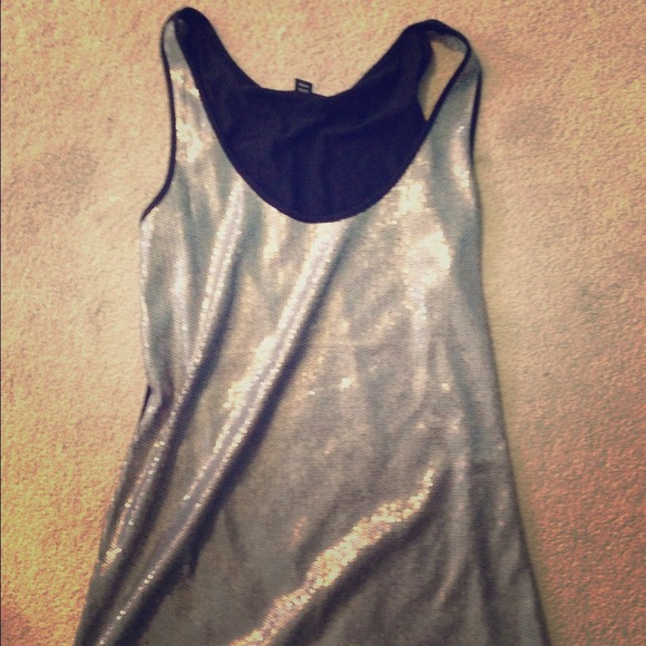 ⛔SOLD⛔***Gorgeous silver metallic sequined tank***