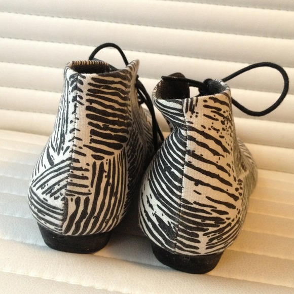 ✨Sold✨New Black & White F21 ankle boots. - Picture 2 of 3