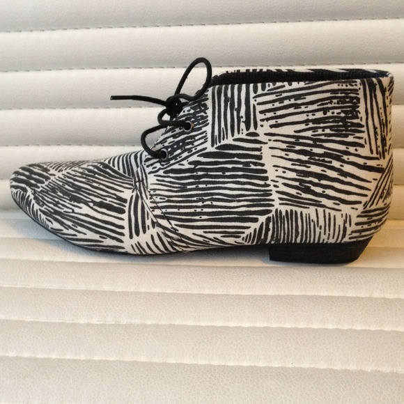 ✨Sold✨New Black & White F21 ankle boots. - Picture 3 of 3