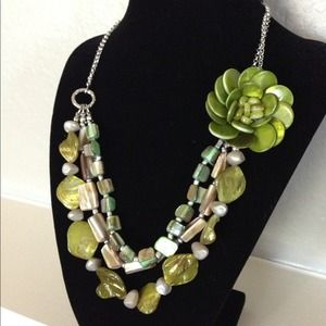 💥NWT💥Green flower statement necklace