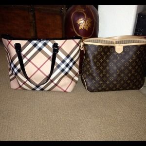Sold👜💳📦📫Available Authentic burberry nickie