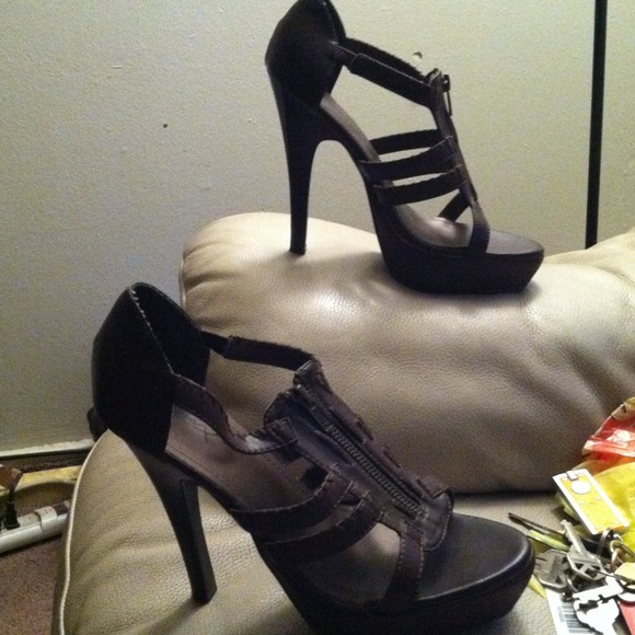 Cute brown Summer heals that never been worn