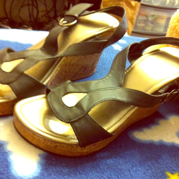 Black wedges