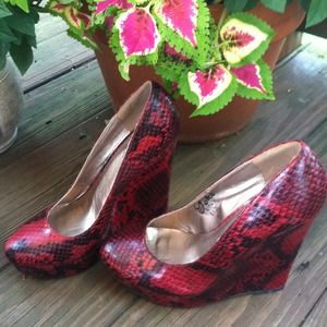 ⬇11/25 Faux snakeskin wedges