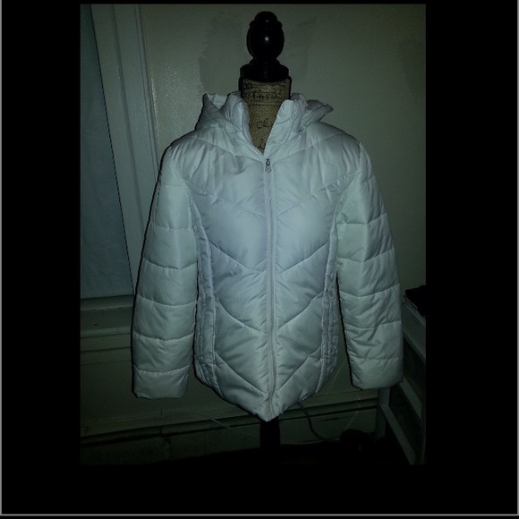 Beautiful white coat! Extremely warm and flexible!