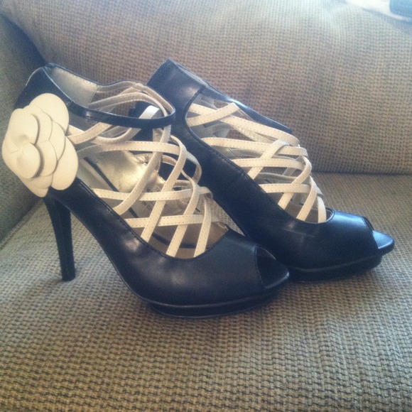 Black and ivory pep toe heels 💥reserved💥