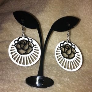 🚫🚫🚫🚫 bundledBlack & white flower cute earrings