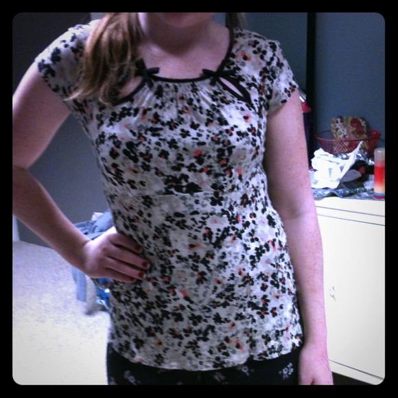 Elle floral t shirt with small cutouts