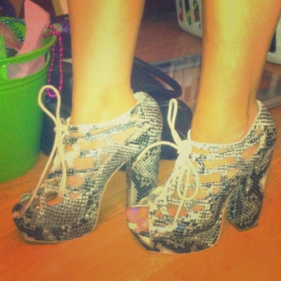 ✨SOLD✨Snake print heels