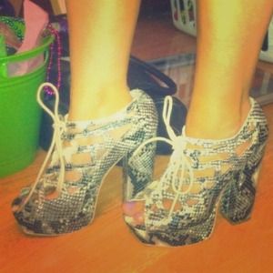 ✨SOLD✨Snake print heels
