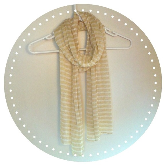 ❌SOLD❌White & gold striped scarf