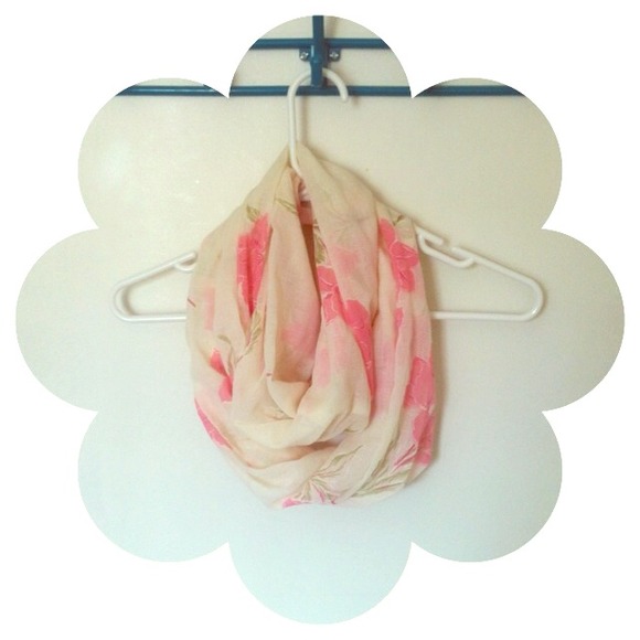 ❌SOLD❌Floral circle scarf