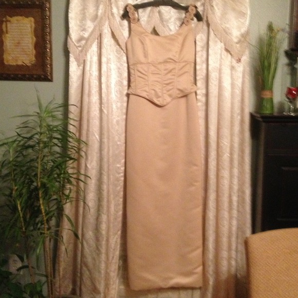 Gold Gown.. Size 10. Perfect for prom!!!