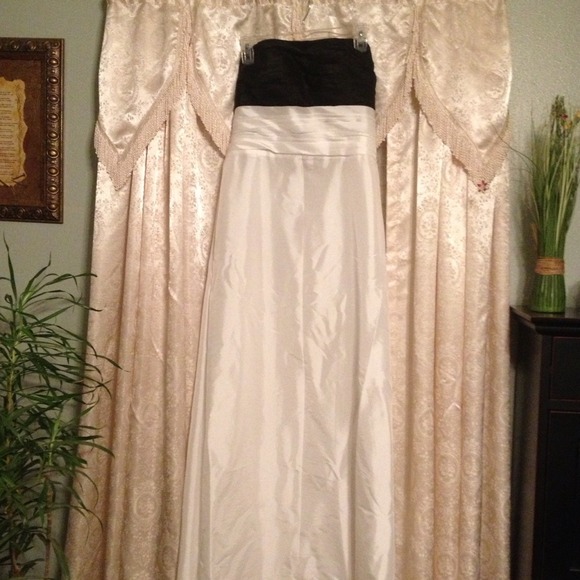 Princess sweetheart floor length dress.