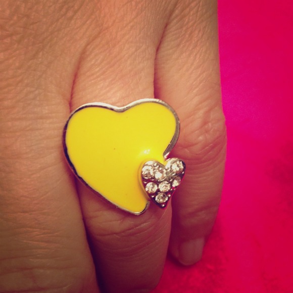 💖2 for $10💖 CLEARANCE yellow enamel heart ring. - Picture 1 of 3