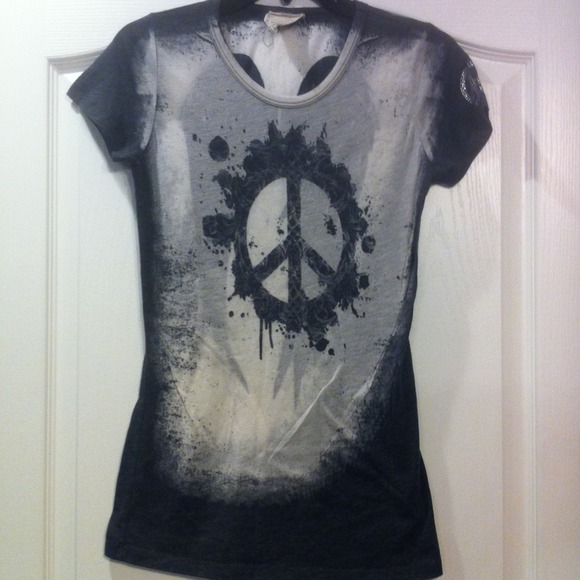Thin peace sign/wings graphic tee - Picture 1 of 4