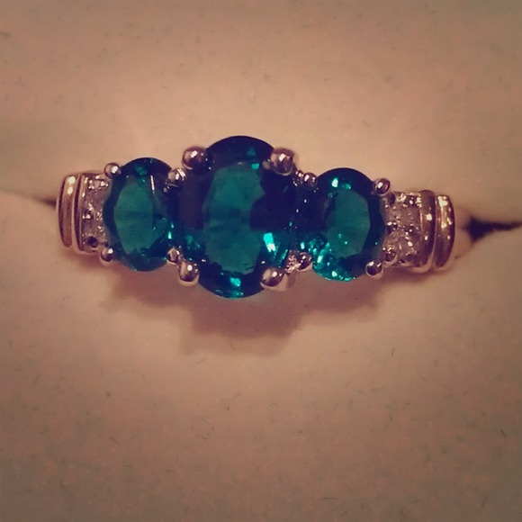 ***HOLD*** for suyapah Emerald ring