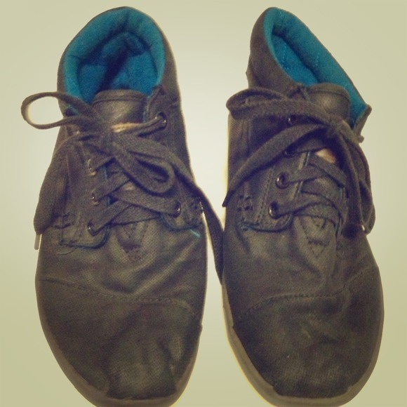 Black TOMS sneakers