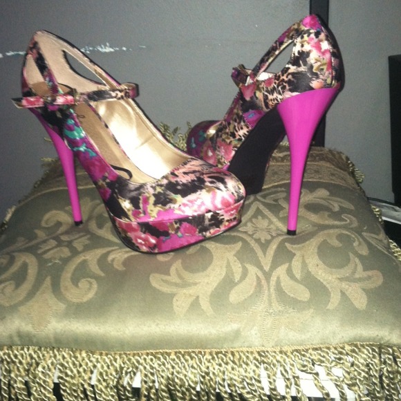 Shoes - Vintage floral design pumps