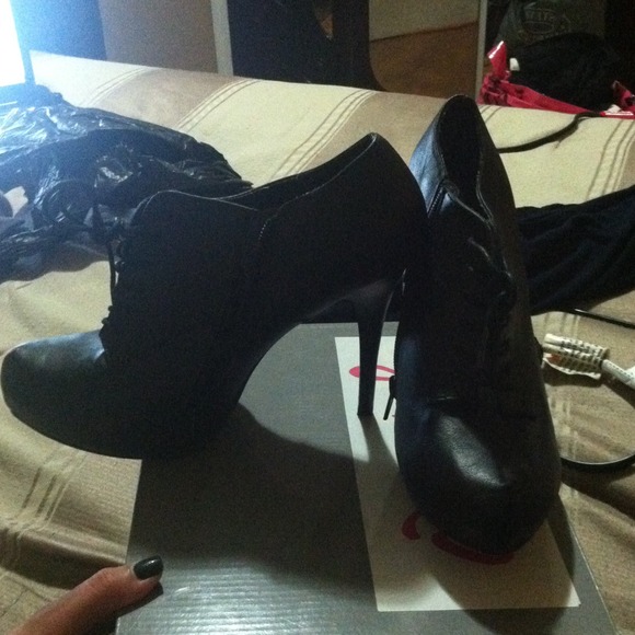 BOOTIESS! - Picture 2 of 4