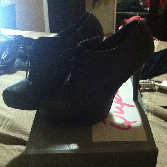 BOOTIESS! - Picture 3 of 4